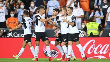Valencia 3 - Alav¨¦s 0: resumen, resultado y goles. LaLiga Santander