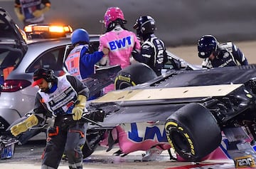 Lance Stroll sale por su propio pie del coche.