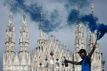 Cientos de personas, sin ninguna distancia de seguridad, celebran en la Piazza Duomo de Milán el campeonato de la liga italiana.