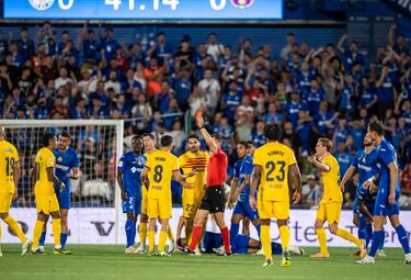 Raphinha fue expulsado con tarjeta roja directa tras dar un golpe, sin balón, a Damián Suárez.