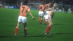 Ronald Koeman se limpia el culo con la camiseta de Olaf Thon tras las semifinales de la Eurocopa de 1988.