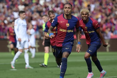 Raphinha celebra el 4-2, segundo en su casillero aquel día, en el Clásico que se jugó en el Estadio Lluis Companys. El partido empezó mal para los intereses blaugranas y antes del descanso pudieron remontar y sacar una renta superior gracias a este tanto del delantero brasileño. Lamine Yamal y Pedri fueron los autores de los otros goles, en el Real Madrid, Mbappé anotó un hat-trick.
