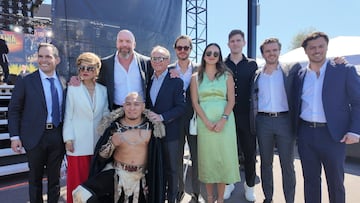 Dorian Roldán, Marisela Peña y el Hijo del Vikingo junto a Triple H en el anuncio oficial de Worlds Collide.