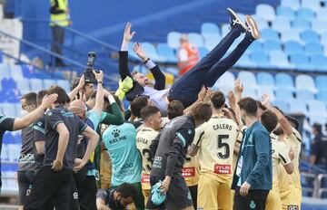 Los jugadores del Espanyol celebrando el ascenso matem¨¢tico a primera divisi¨®n