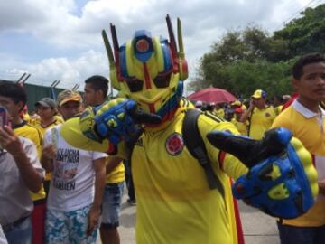 En la afueras del Metro ya se vive la fiesta de la Selección