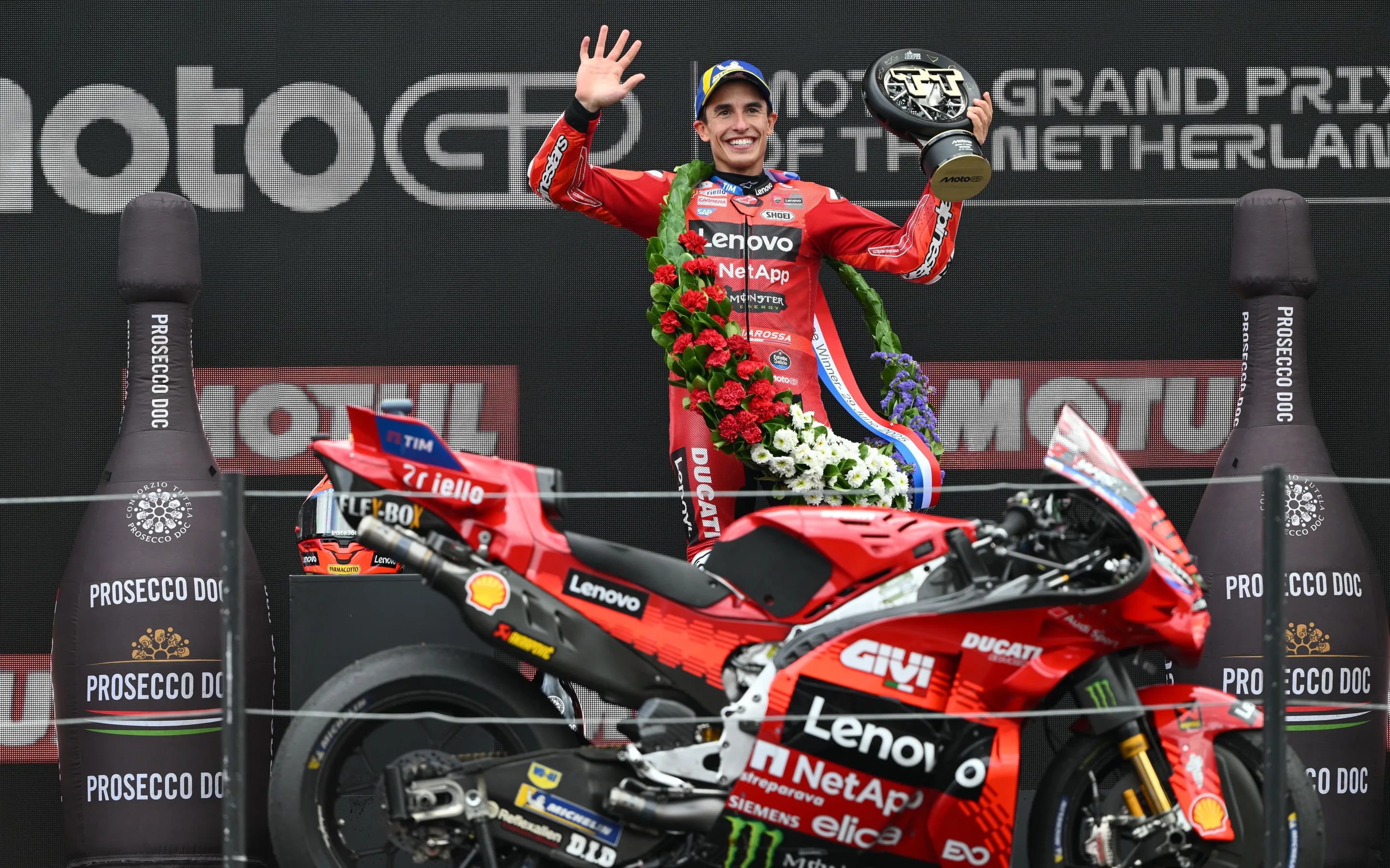 Marc Márquez celebra el triunfo en Assen.