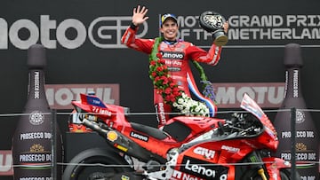 Marc Márquez celebra el triunfo en Assen.