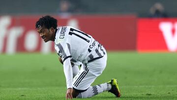 VERONA, ITALY - NOVEMBER 10: Juan Cuadrado of Juventus FC looks dejected during the Serie A match between Hellas Verona and Juventus at Stadio Marcantonio Bentegodi on November 10, 2022 in Verona, Italy. (Photo by Sportinfoto/DeFodi Images via Getty Images)