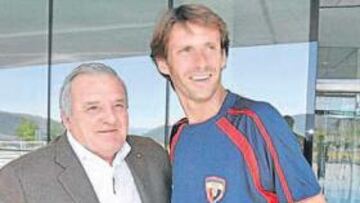 <b>VISITA. </b>Patxi Izco visitó a la plantilla en Sabiñánigo.