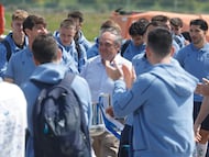 El presidente de la Real Sociedad, Jokin Aperribay, a su llegada este domingo al aeropuerto de Hondarribia en un vuelo directo desde Sevilla donde anoche ganaron la final de la Copa del Rey. EFE/Javier Etxezarreta
