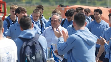 El presidente de la Real Sociedad, Jokin Aperribay, a su llegada este domingo al aeropuerto de Hondarribia en un vuelo directo desde Sevilla donde anoche ganaron la final de la Copa del Rey. EFE/Javier Etxezarreta