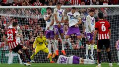 El centrocampista del Athletic Ander Herrera (i) lanza una falta ante la barrera del Valladolid, durante el encuentro de la decimocuarta jornada de la Liga Santander entre el Athletic Club y el Real Valladolid disputado este martes en el estadio de San Mamés, en Bilbao. EFE/Miguel Toña