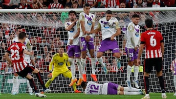 El centrocampista del Athletic Ander Herrera (i) lanza una falta ante la barrera del Valladolid, durante el encuentro de la decimocuarta jornada de la Liga Santander entre el Athletic Club y el Real Valladolid disputado este martes en el estadio de San Mamés, en Bilbao. EFE/Miguel Toña