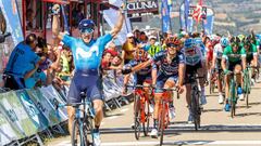 ***VERSI&Oacute;N CORREGIDA*** GRAF4244. BURGOS, 10/08/2018.- El ciclista Carlos Barbero (i), del equipo Movistar, se impone en la cuarta etapa de la Vuelta a Burgos disputada entre el Monasterio de San Pedro de Carde&ntilde;a y la Ciudad Romana de Clunia