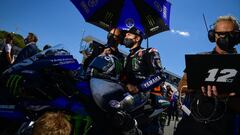 03/06/21 MOTOCICLISMO MOTOGP Maverick Vi&ntilde;ales junto a su extecnico , Estaban Garcia en la parrilla de Jerez 