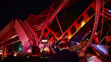 Rescue workers gather at the site of a metro train accident after an overpass for a metro partially collapsed in Mexico City on May 3, 2021. - At least 13 people were killed and dozens injured in a metro train accident in the Mexican capital on May 3, the authorities said. (Photo by Pedro PARDO / AFP)