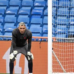 PSG boss Pochettino praises Keylor Navas support for Donnarumma