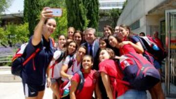 I&ntilde;igo M&eacute;ndez de Vigo posa con la selecci&oacute;n femenina de waterpolo.