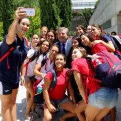 El caso Piqué ya es asunto de Estado: el Gobierno le defiende