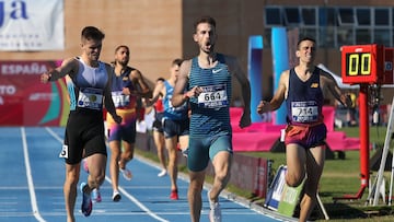 Álvaro de Arriba (c), seguido de Adrián Ben (i) y Mariano García (d), durante la final masculina de 800 metros del Campeonato de España en Nerja.