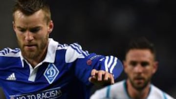 Miguel Layún (atrás) jugó los 90 minutos en la derrota del Porto ante el Dínamo Kiev.