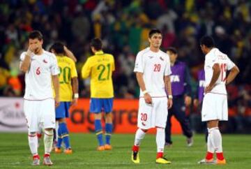 Chile se enfrentó a Brasil en un Mundial nuevamente en octavos de final, esta vez en Sudáfrica. 3-0 fue el marcador. La Roja llegó desgastada y no pudo con la potencia física y área de Brasil.