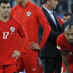 El recambio de la Roja no emigra como los bicampeones