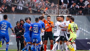 Futbol, Colo Colo vs Universidad de Chile.
Fecha 22, Liga de Primera 2025.
El arbitro Cristián Garay le muestra tarjeta roja a Franco Calderon de Universidad de Chile, durante el partido de primera division disputado en el Estadio Monumental David Arellano en Santiago, Chile.
31/08/2025
Pepe Alvujar/Photosport
Football, Colo Colo vs Universidad de Chile.
22th turn, Division League 2025.
Referee Cristián Garay, shows red card to Franco Calderon from Universidad de Chile, during the first division match at the David Arellano Monumental Stadium in Santiago, Chile.
31/08/2025
Pepe Alvujar/Photosport