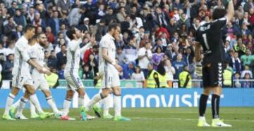 Los jugadores celebran el 2-0 de Isco.