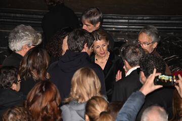 Yolanda Díaz y Ernest Urtasun acompañan a Chema Prado y María Isasi en la capilla ardiente de Marisa Paredes en el Teatro Español.