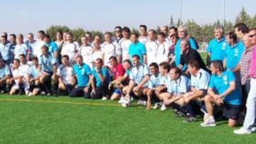 <b>EN FAMILIA.</b> Los veteranos del Atlético de Madrid, la Unión Deportiva Salamanca y el Club Deportivo Peñaranda disputaron el triangular para inaugurar el Campo de Fútbol Luis García de la ciudad salmantina.