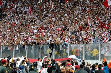 Soccer Football - Peru v New Zealand - 2018 World Cup Qualifying Playoffs - National Stadium, Lima, Peru - November 15, 2017. Peru's players celebrate their victory with fans. REUTERS/Mariana Bazo