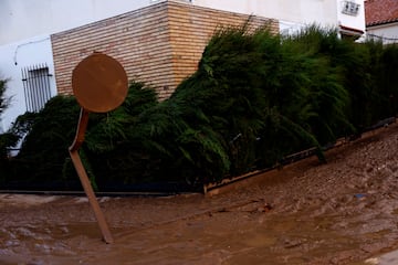 El barro cubre una calle y una señal de tráfico en Utiel, España.