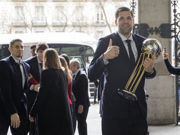 Felipe Reyes llega a la recepción. 