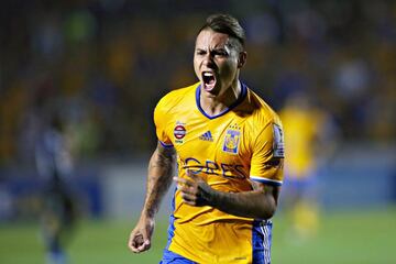 Eduardo Vargas. Llegó a Tigres como fichaje bomba, rápido se apoderó de la titularidad con el equipo felino y aunque no convierte muchos goles, su fútbol va en aumento por su gran capacidad. 27 años.