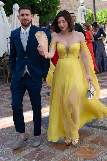 Jorginho Frello junto a su pareja en la ceremonia de matrimonio de Kepa Arrizabalaga.