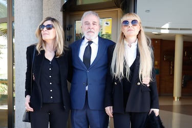 Natalia, Fernando y Cayetana Guillén Cuervo en el Tanatorio Parcesa La Paz de Tres Cantos, para dar el último adiós a Gemma Cuervo.