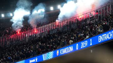 BARCELONA, 09/12/2025.- Aficionados del Eintracht durante el partido de la Liga de Campeones que FC Barcelona y Eintracht Fráncfort disputan este martes en el Camp Nou. EFE/Enric Fontcuberta