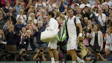 Marcus Willis saluda al p&uacute;blico tras caer ante Federer en Wimbledon.