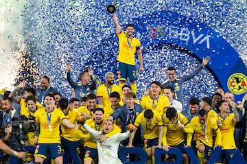 AME5668. MONTERREY (MÉXICO), 15/12/2024.- Los jugadores del América celebran al coronarse campeones del Torneo Apertura 2024 tras vencer en el partido de vuelta de la final a Monterrey, este domingo en el estadio BBVA, en Monterrey (México). EFE/ Miguel Sierra
