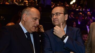 Tebas, presidente de LaLiga, con José Castro, presidente del Sevilla.
