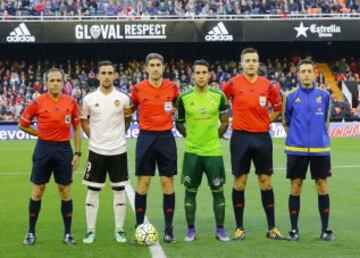 El árbitro Undiano Mallenco acompañado por sus asistentes Díaz Pérez y Zancada Lobato, el cuarto árbitro García Ballesteros y los capitanes Alcácer y Hugo Mallo.