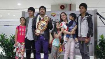 Manny &quot;Pacman&quot; Pacquiao posa con su familia a su llegada al Aeropuerto Internacional Ninoy Aquino en Manila (Filipinas) despu&eacute;s de la victoria en el combate del s&aacute;bado ante Timothy Bradley.