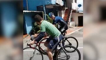 Un seguidor en chanclas reta a Chris Froome en Antioquia