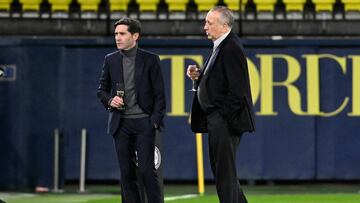 VILLARREAL (CASTELLÓN), 20/12/2023.- El entrenador del Villarreal, Marcelino García Toral (i), y el presidente, Fernando Roig, tras el partido de la jornada 18 de LaLiga que Villarreal CF y Celta de Vigo han disputado este miércoles en el estadio de La Cerámica. EFE/Andreu Esteban
