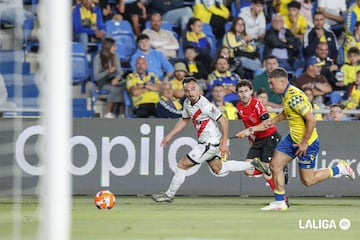El extremo de la Franja hizo un gol decisivo que le permite colocarse a un gol del m¨¢ximo goleador del Rayo en Primera: Alberto Bueno. Siempre cumple y apareci¨® ante Las Palmas para mantener el sue?o europeo de Vallecas.