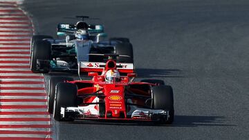 Sebastian Vettel (Ferrari) seguido por el Mercedes de Bottas.