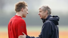 Arsene Wenger y Nicklas Bendtner, durante un entrenamiento del Arsenal.