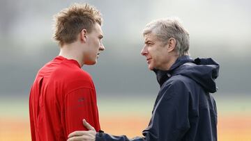 Arsene Wenger y Nicklas Bendtner, durante un entrenamiento del Arsenal.