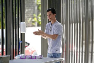 Juanpi llegando al Estadio de la Rosaleda para realizarse los test del Covid-19 y serológicos.